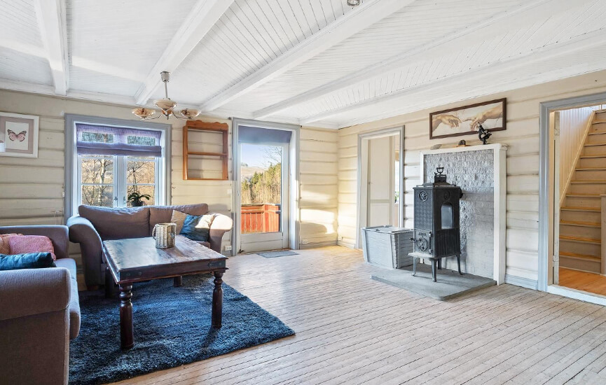 Gammel brændeovn Jøtul 606 i et ældre bjælkehus