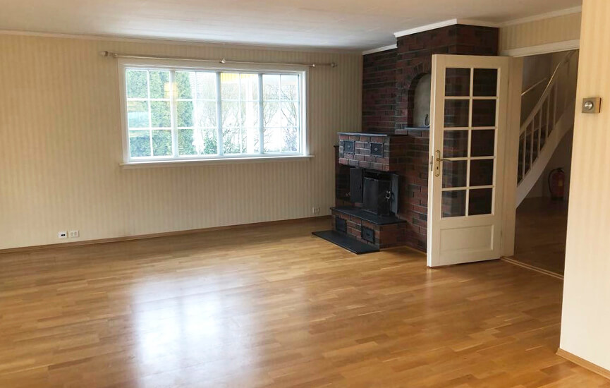 Før-billede af stor stue med stor gammel pejs