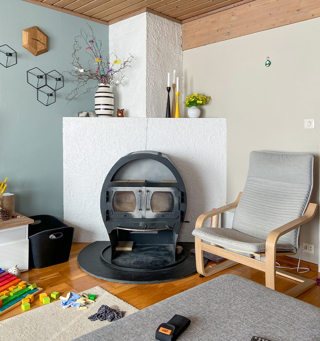 Før billede af en ældre pejs i stuen