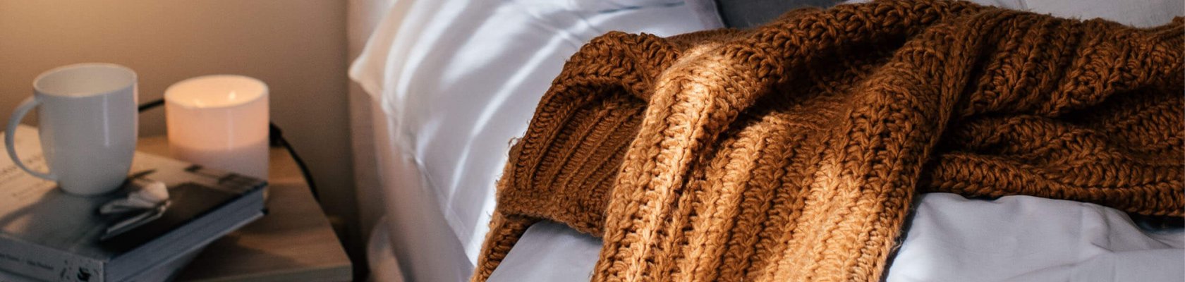 Seng med tæppe og kaffekop