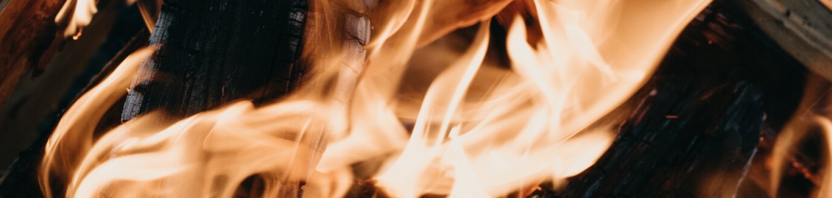 Flammer mørk baggrund