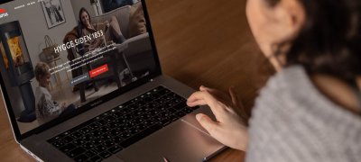 Dame søger efter pejs online 