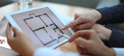 Hænder peger på iPad med Jøtul-katalog