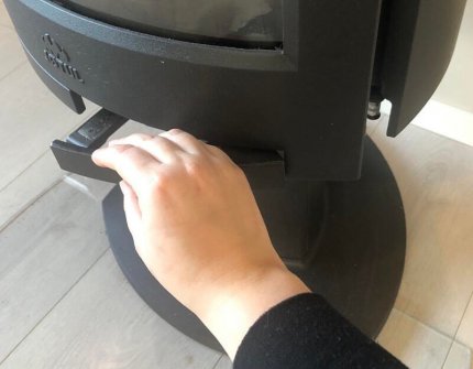 Åbn lågen til brændeovnen forsigtigt med hånden