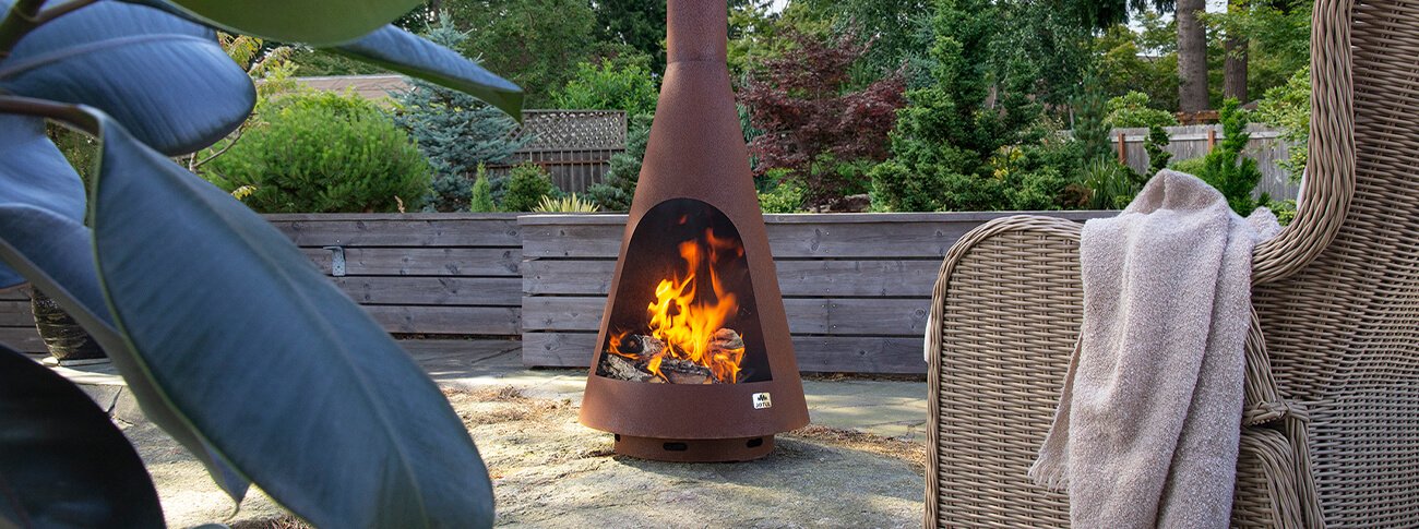 Jøtul Frøya brun farve udendørs pejs i haven
