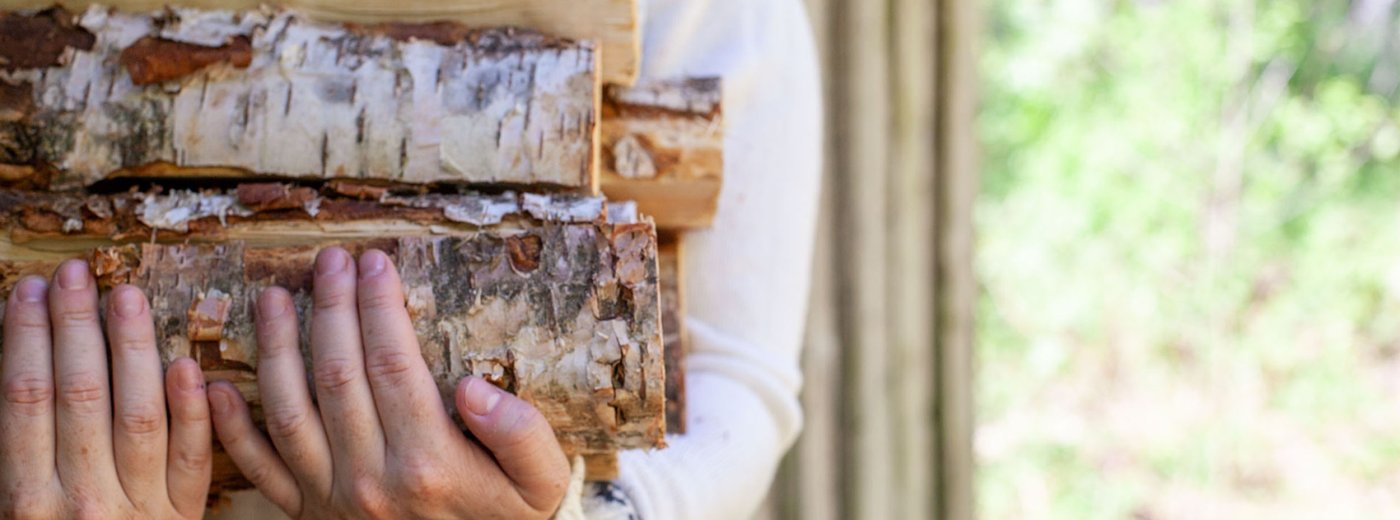 Pige, der bærer brænde