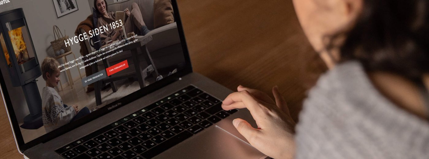 Dame søger efter pejs online 