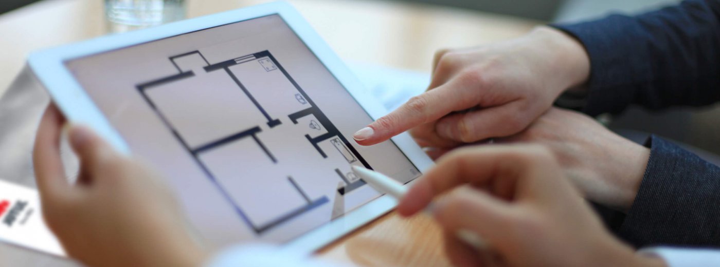 Hænder peger på iPad med Jøtul-katalog