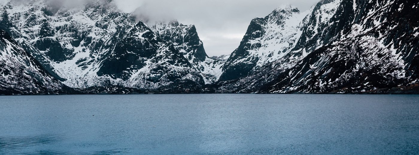 Norsk natur med fjelde og fjorde