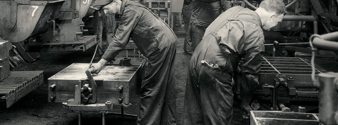 Gammelt foto af mænd, der arbejder på Jøtul fabrik