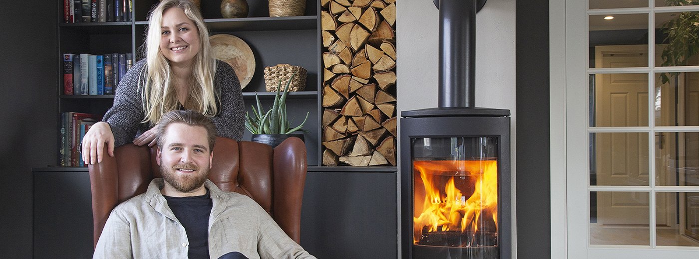 Mand og kvinde foran Jøtul F 373 Advance brændeovn