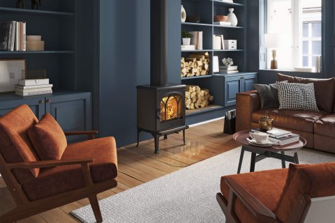 Jøtul F 200 sort brændeovn foran blå væg