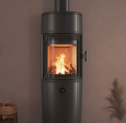 Moderne værelse med stor sort Jøtul F 174 brændeovn, pudderlilla vægge